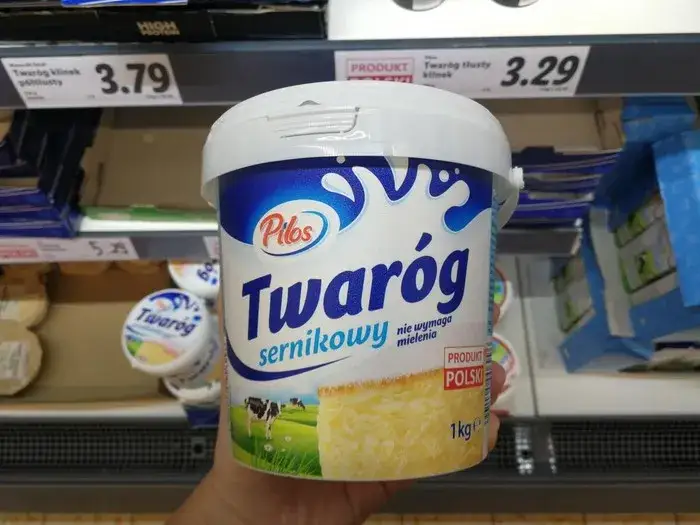 różne sery z wiaderka do sernika, gęsty ser twarogowy