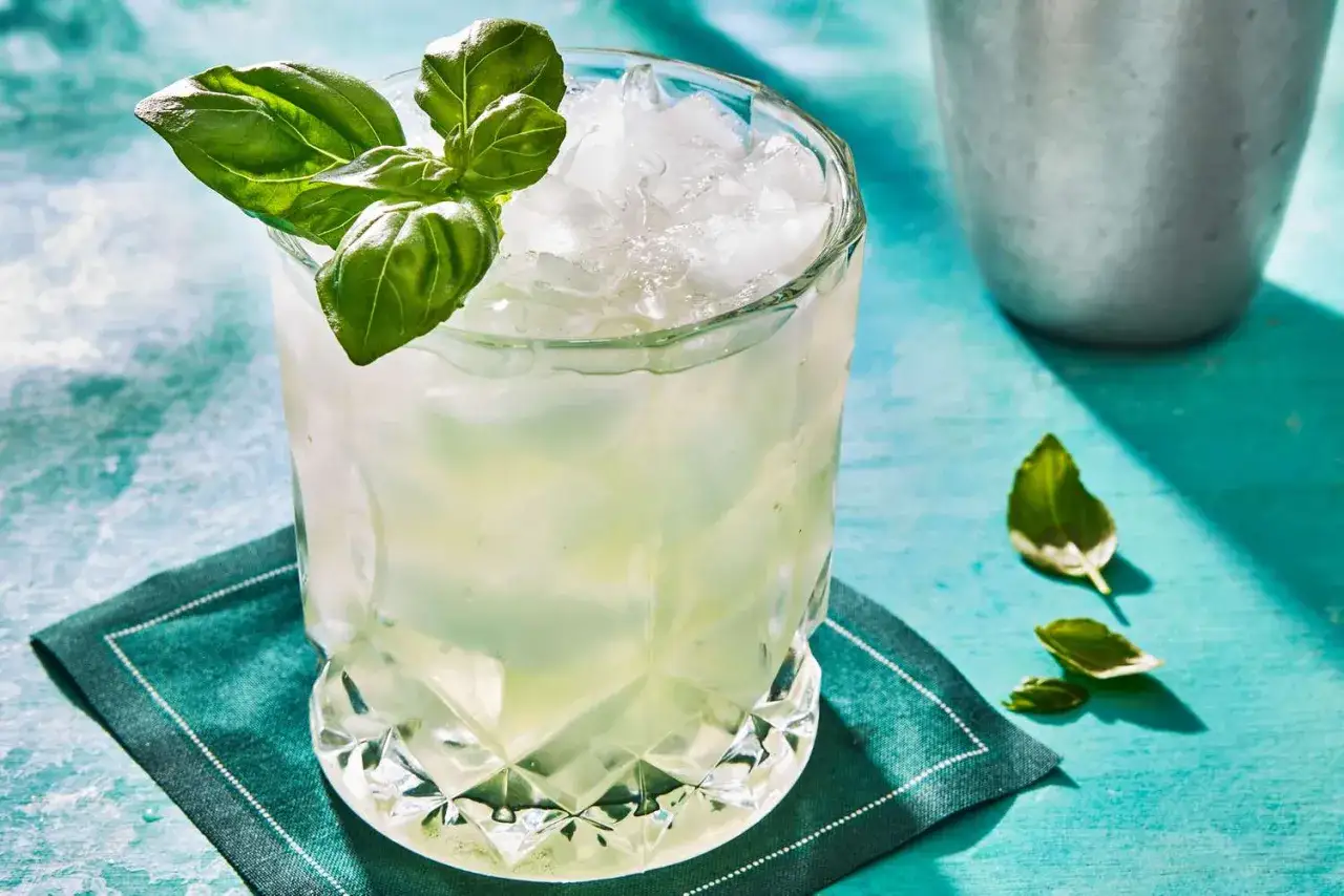 Erfrischender Gin-Cocktail mit Basilikum, perfekt für sommerliche gin cocktails rezepte. Eisgekühlt und garniert.
