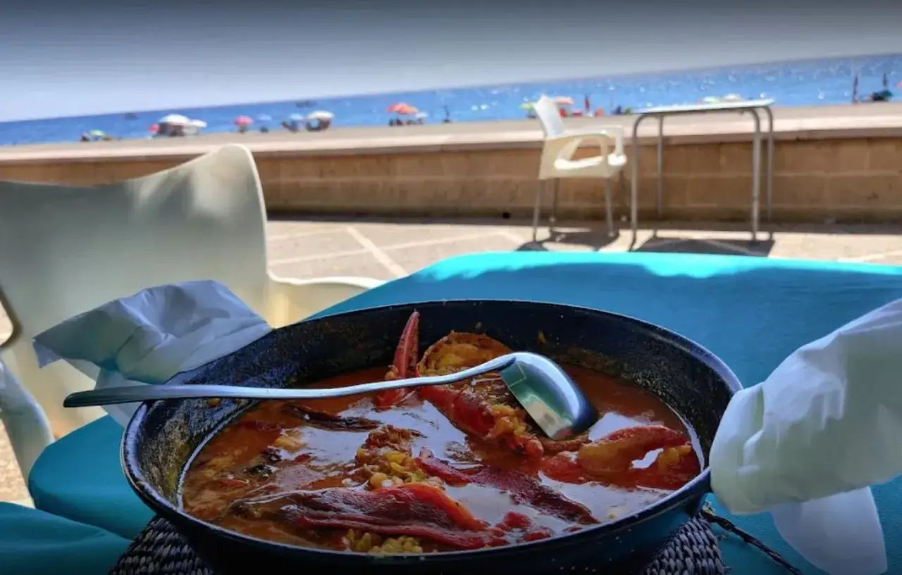 Paella de marisco humeante, perfecta para saber donde comer en Níjar. Disfruta de la playa y el mar.