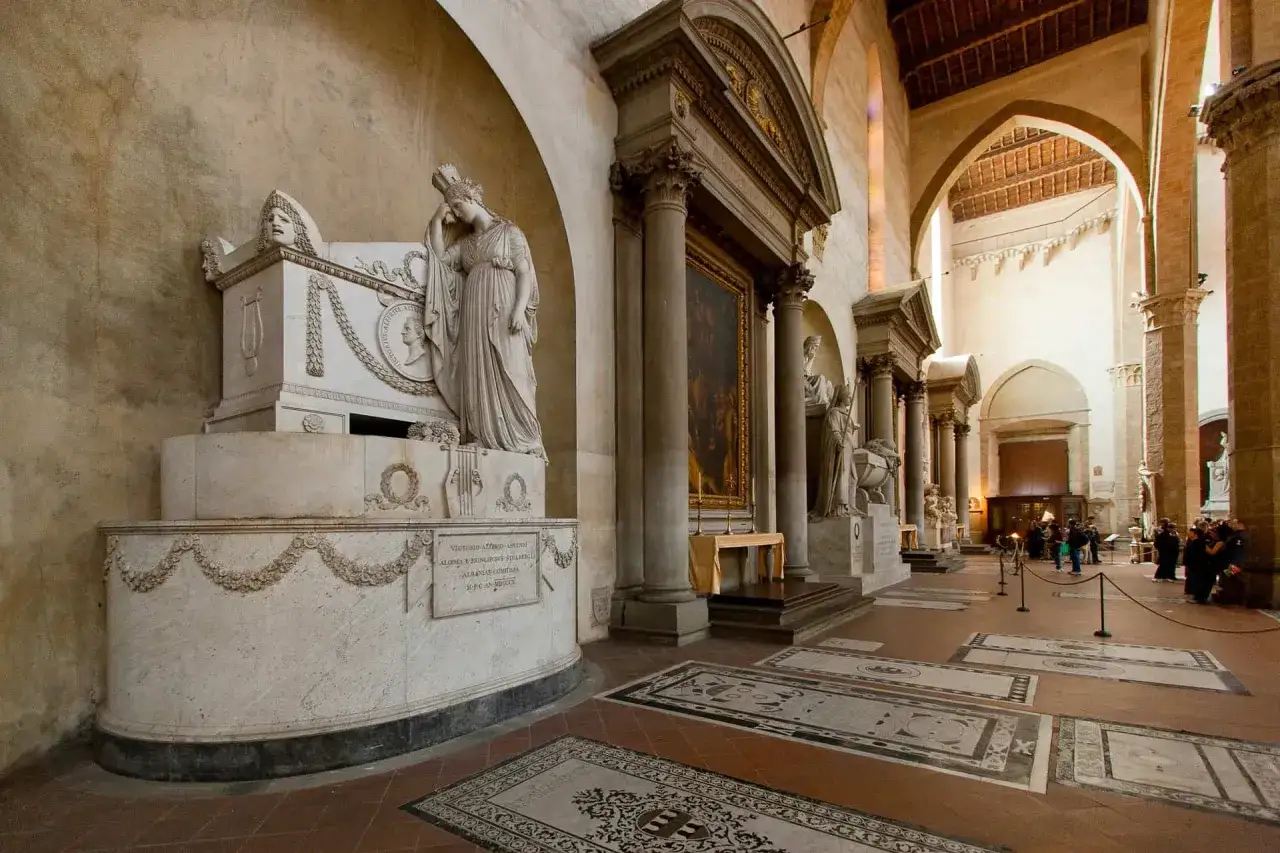 Tombeau de Michel-Ange &agrave; Florence, une sculpture n&eacute;oclassique dans une &eacute;glise.