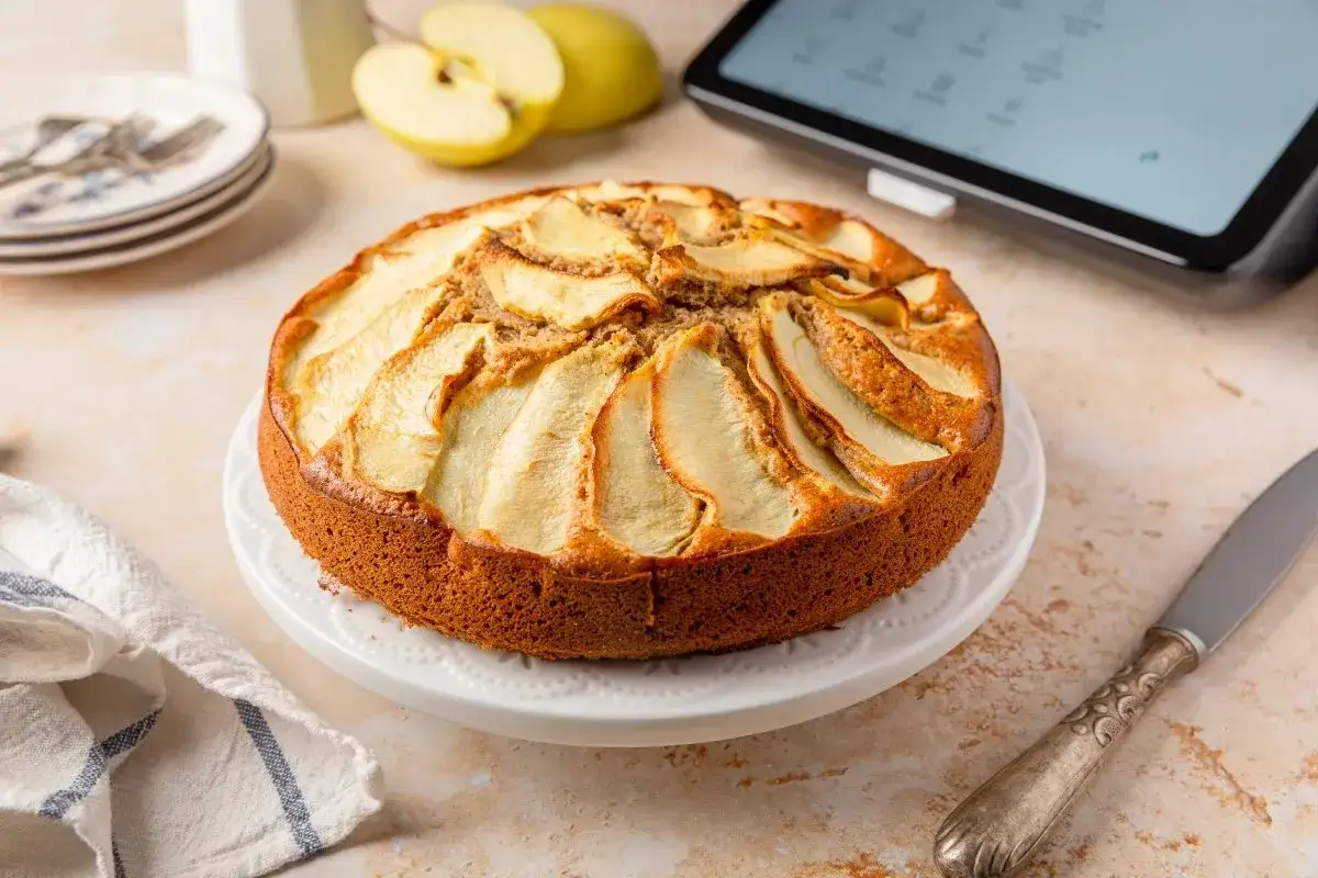 Tarta de manzana Thermomix recién hecha, con láminas de manzana doradas y un bizcocho esponjoso.