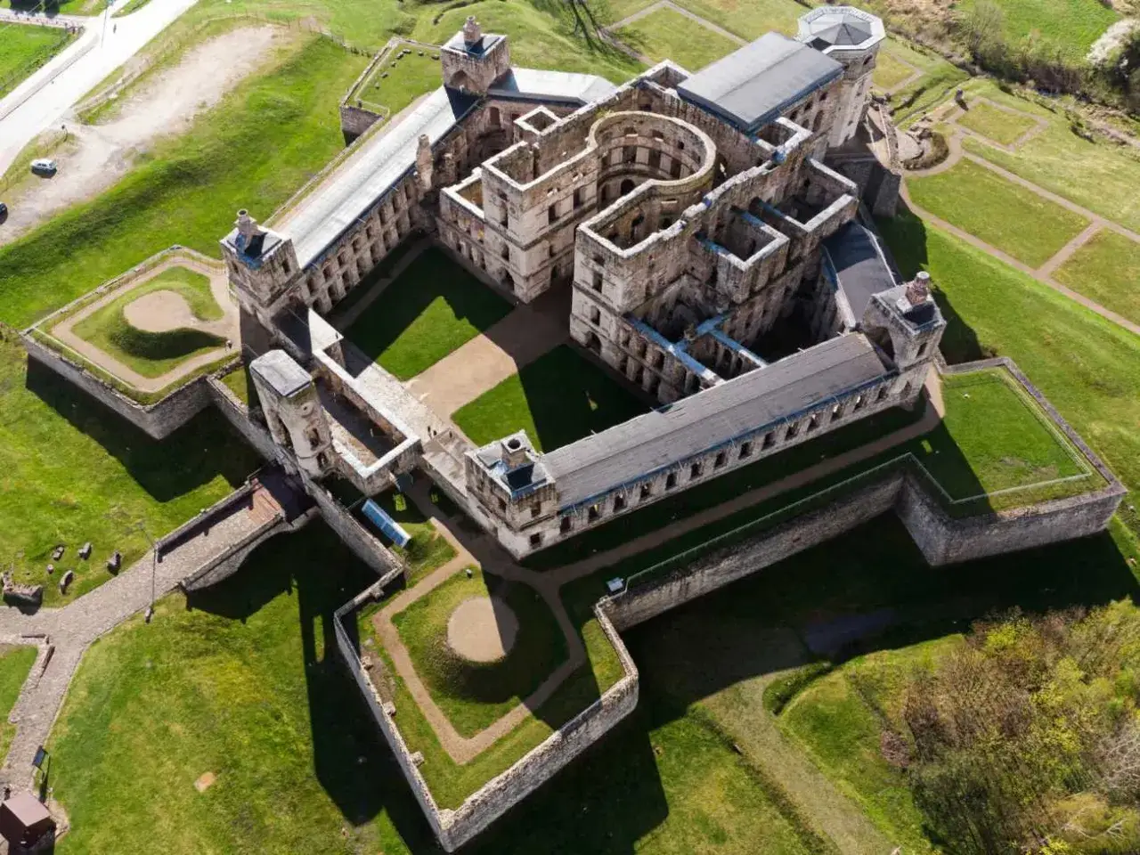 Zamek Krzyżtopór z lotu ptaka. Zobaczcie jego unikalną architekturę i poznajcie ciekawostki o tej rezydencji.