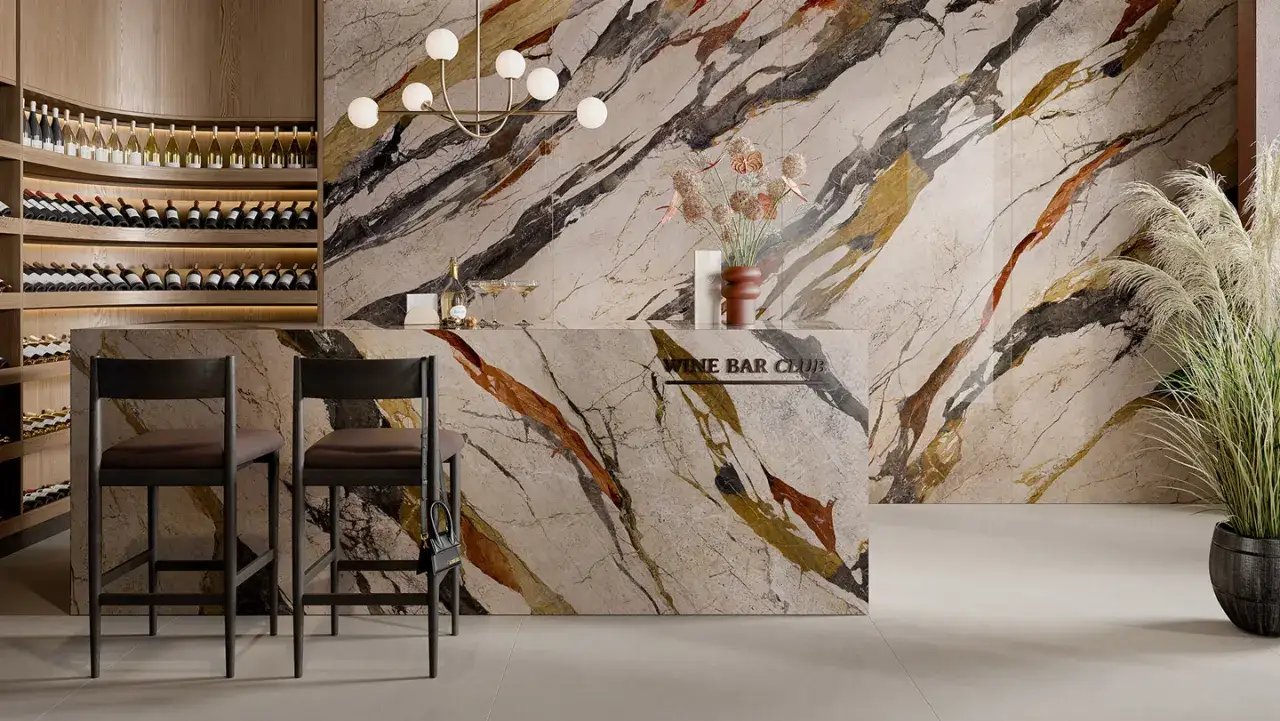 Interni case moderne di lusso: un bar con bancone in marmo, sedie eleganti e una cantina vini curata.