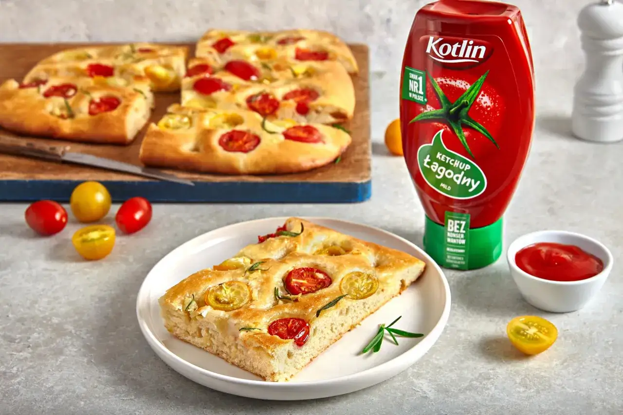 Pyszna focaccia z pomidorkami i rozmarynem, idealna do podania z łagodnym ketchupem Kotl&iacute;k. Prosty przepis na domową focaccię.