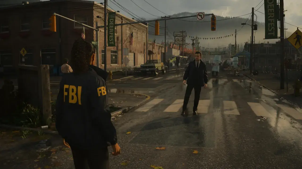 Agentka FBI na ulicy miasteczka podczas festynu. Czas gry w Alan Wake 2 zapowiada się mrocznie.