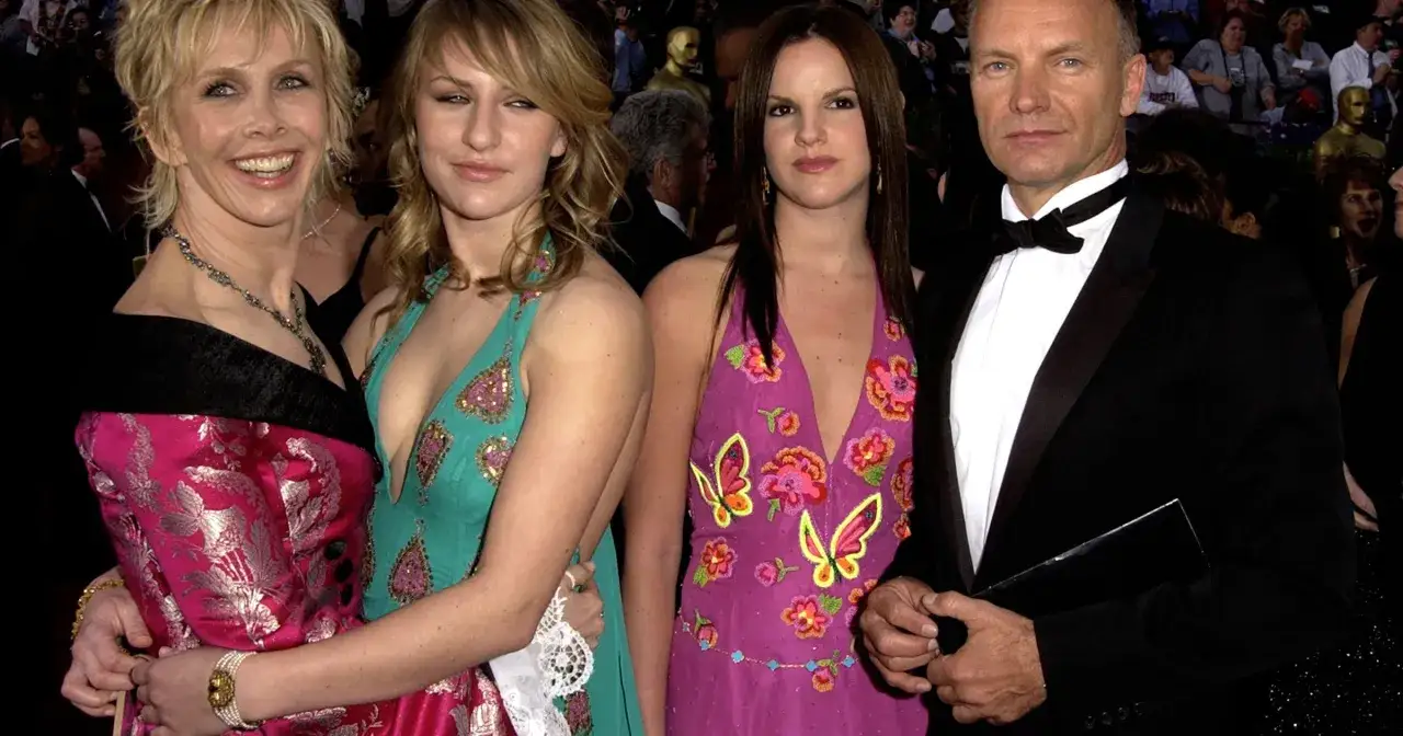Sting z rodziną na czerwonym dywanie. Obok niego jego dzieci, Emily i Joe, oraz żona Trudie.