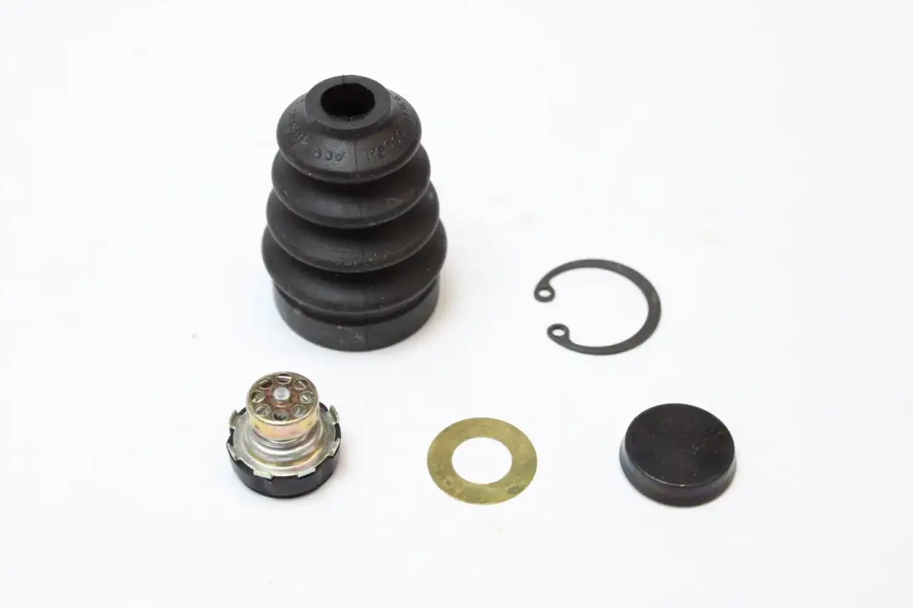Kit revisione pompa frizione: soffietto, guarnizione, anello Seeger e tappo. Utile per riparare i sintomi di una pompa frizione rotta.