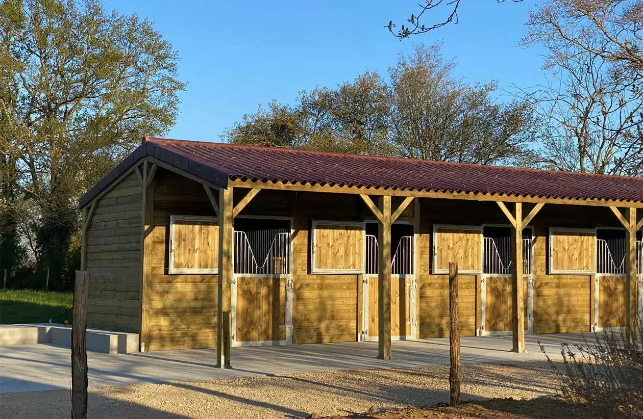 Magnifique rangée de box chevaux fait maison en bois, prêts à accueillir vos compagnons.
