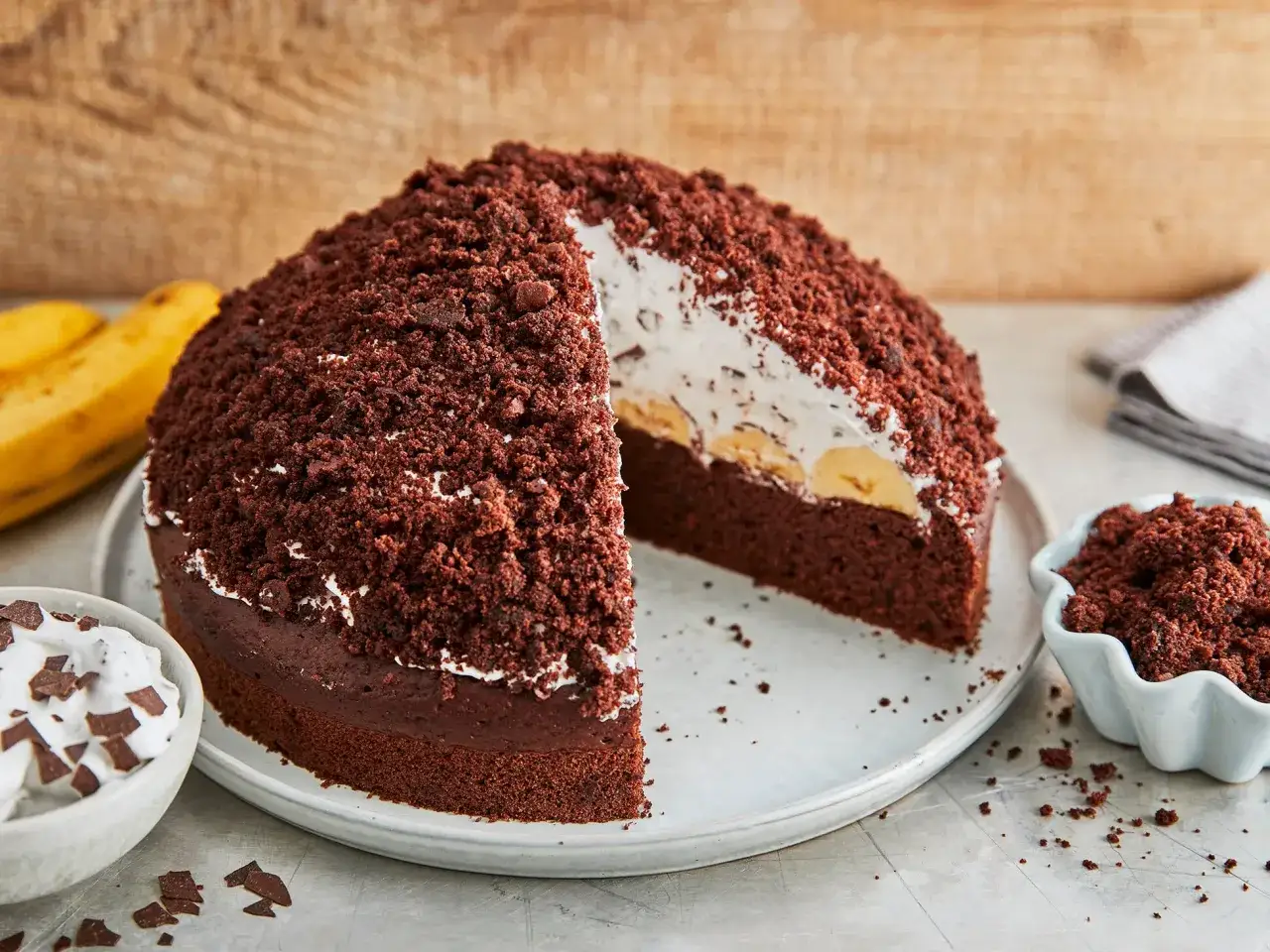 Ein saftiger veganer Maulwurfkuchen mit Schokostreuseln und Bananen.