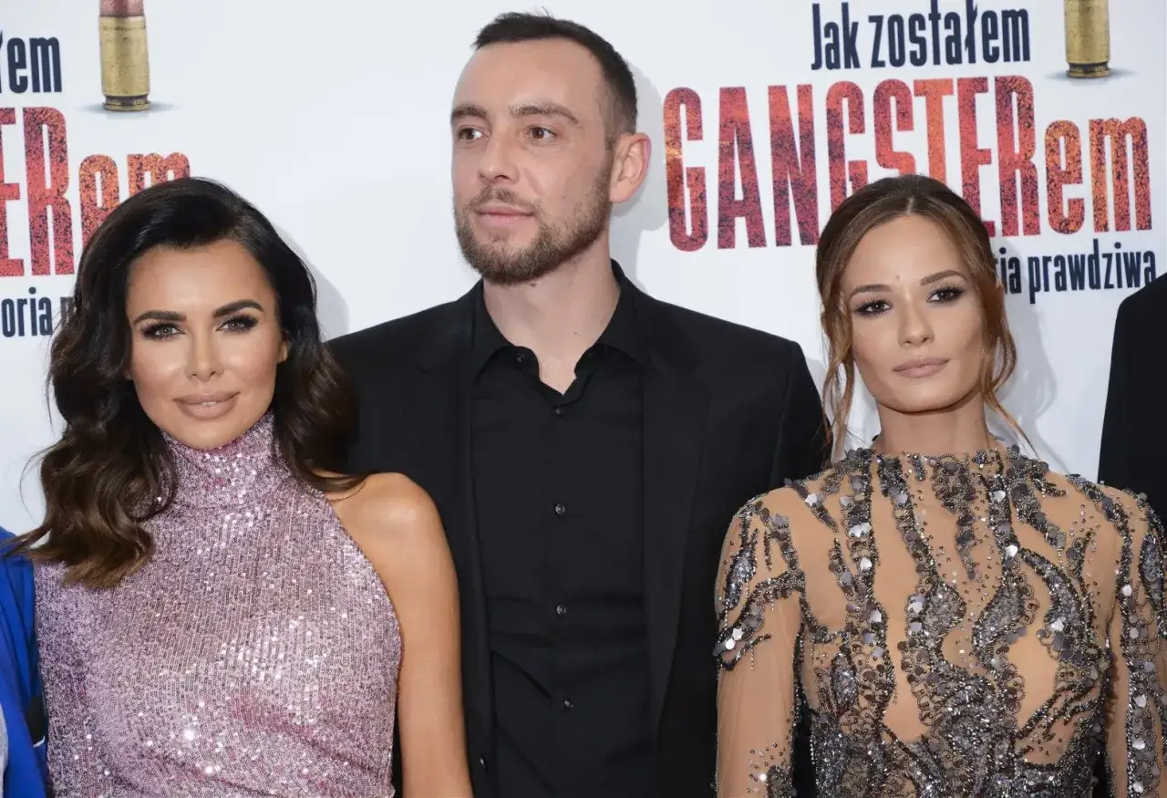 Trzy osoby na ściance promującej film 