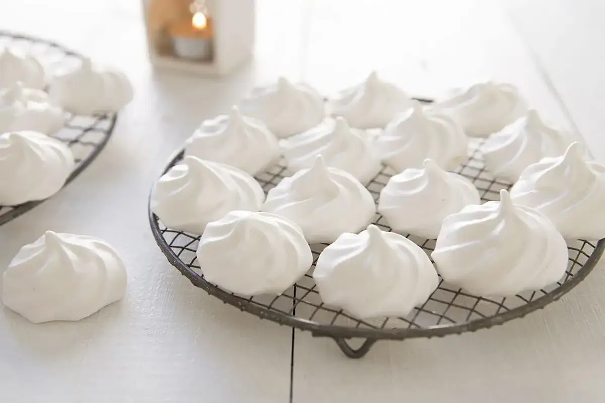 Douceurs aériennes prêtes à être dégustées, parfaites pour une recette meringue.