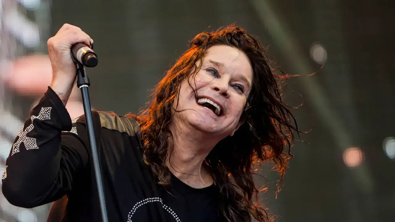 Ozzy Osbourne, legendarny wokalista, śpiewa do mikrofonu. Jego zespół, Black Sabbath, tworzył historię rocka.