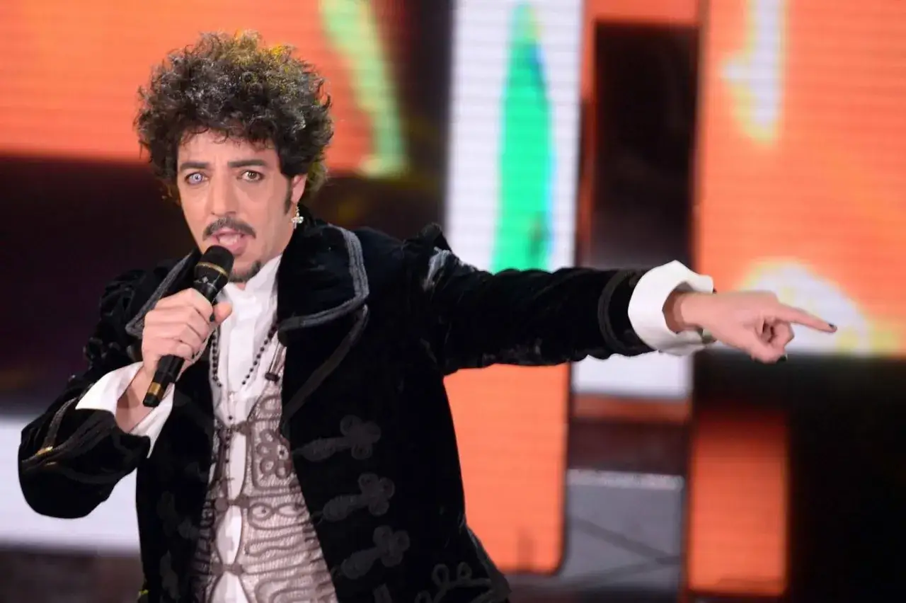 Max Gazz&egrave; canta 