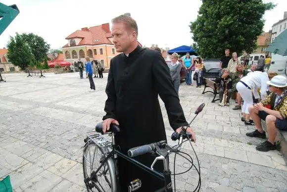 Brama Opatowska Sandomierz Ojciec Mateusz