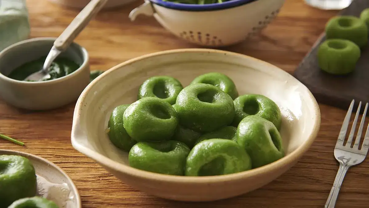 Masa de pasta fresca de diferentes colores naturales espinaca remolacha cúrcuma