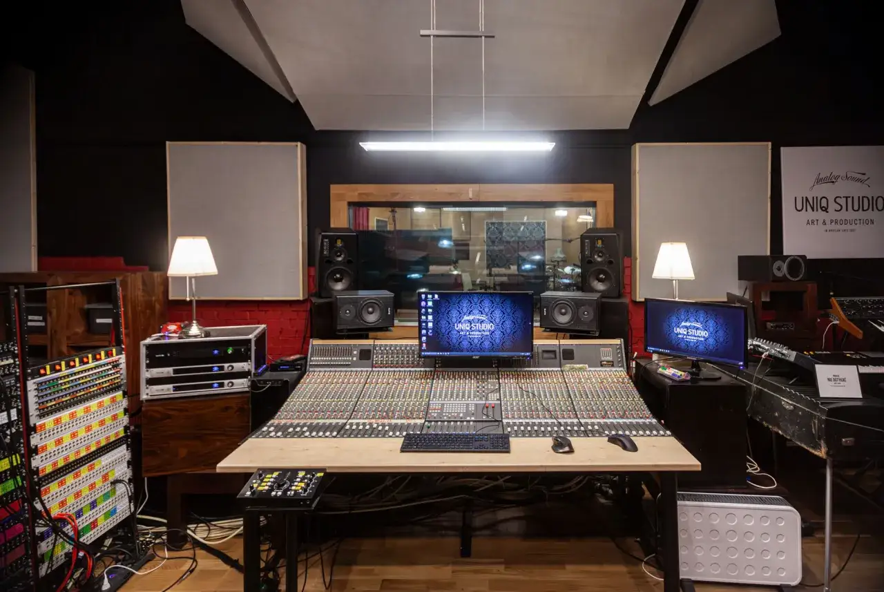 W studiu nagraniowym Uniq Studio, gdzie reżyser zdecydował się na dubbingowanie głosu znanej aktorki, panuje profesjonalna atmosfera.