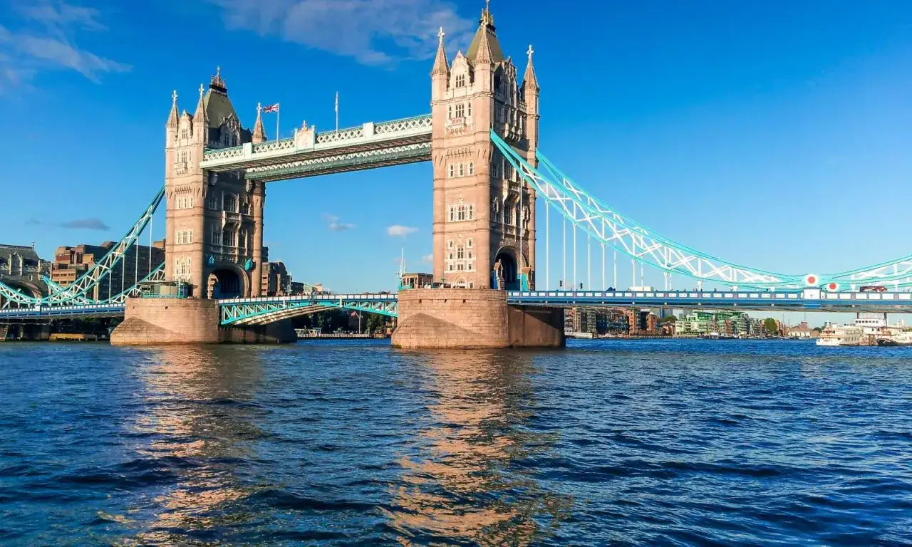 Der Tower Bridge ist ein Muss in London. Die ikonische Brücke überspannt die Themse unter einem strahlend blauen Himmel.