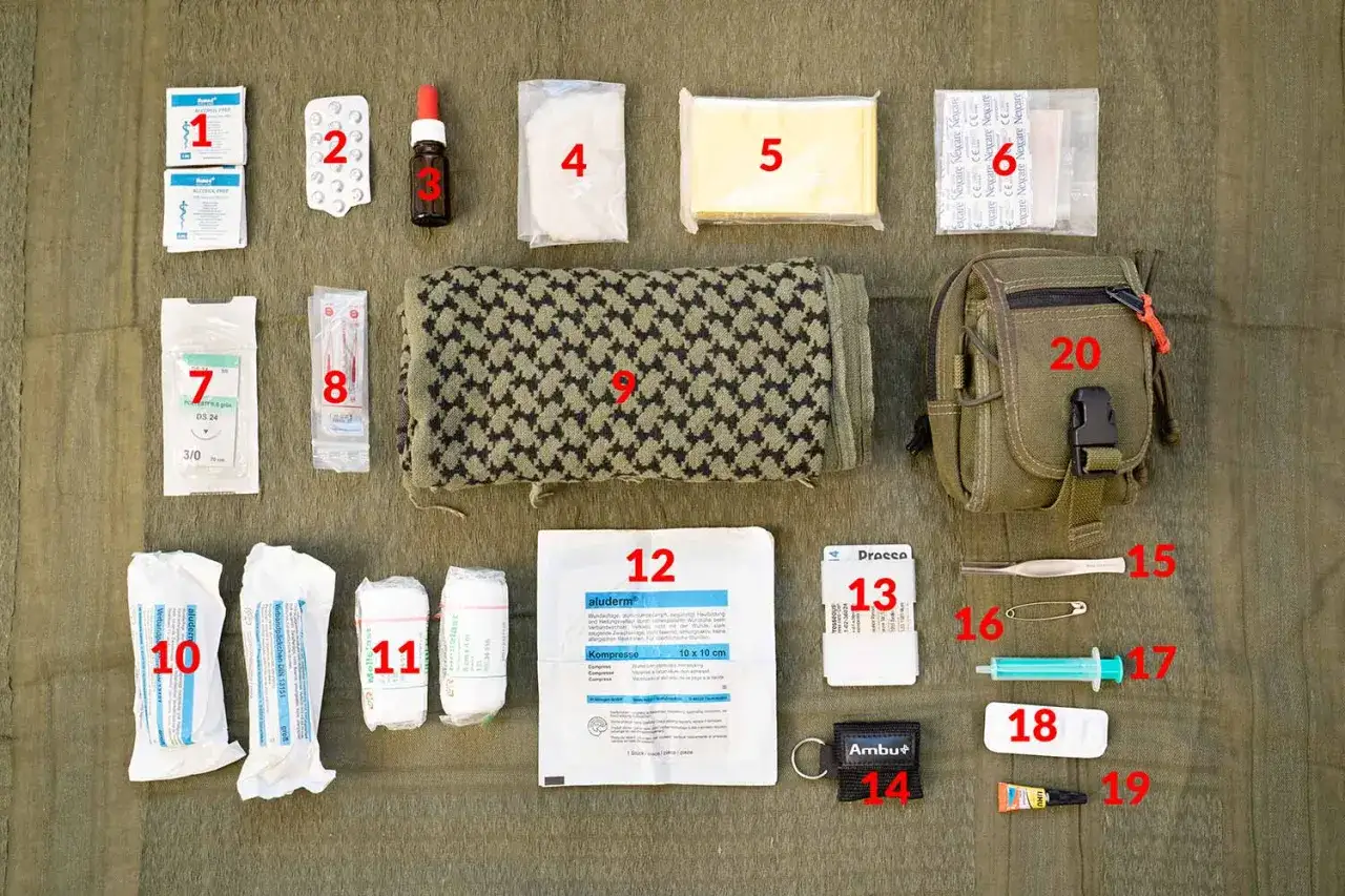 Erste Hilfe Set Inhalt: Verbandsmaterial, Pflaster, Schere, Spritze, Pinzette, Desinfektionst&uuml;cher, Kompressen, Mullbinden, Schal, Tasche.