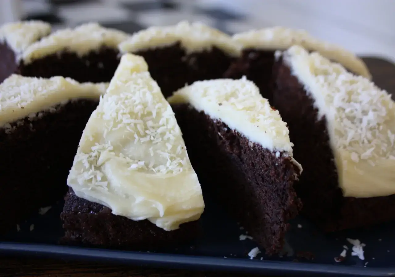 Mörka chokladkaksskivor med vit glasyr och kokosflingor. Ett perfekt chokladkaka recept för fikat.