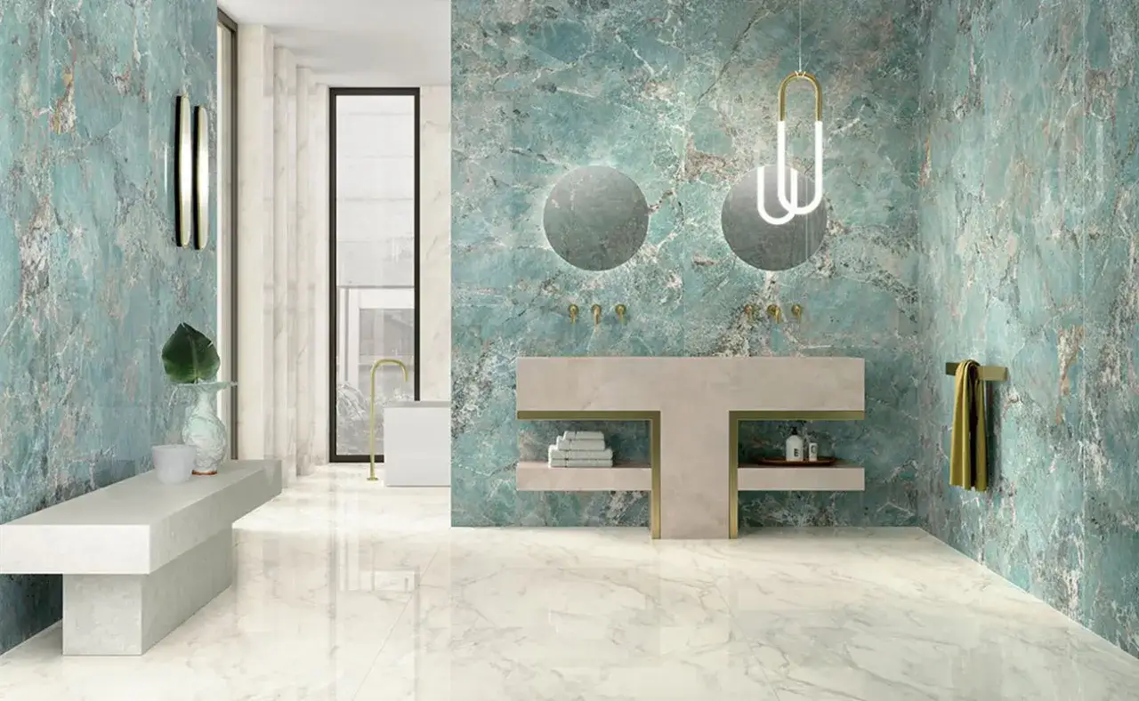 Bagni lussuosi con pareti e pavimenti in marmo turchese e bianco. Un lavabo moderno con specchi rotondi e rubinetteria dorata.