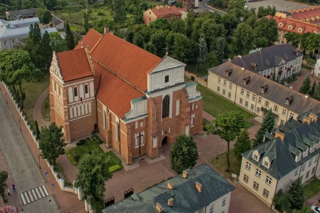 Imponująca bazylika w Łomży, otoczona zielenią i zabytkową zabudową. Jedna z głównych łomża atrakcje.