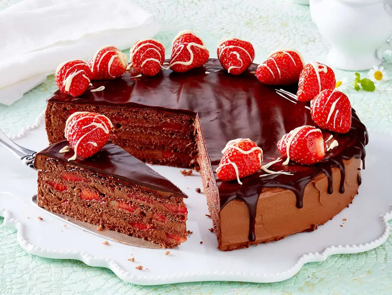 Schoko Erdbeer Torte: Ein Traum für Kinder! Saftige Schokoschichten mit frischen Erdbeeren, überzogen mit glänzender Schokolade und dekoriert mit Erdbeeren.