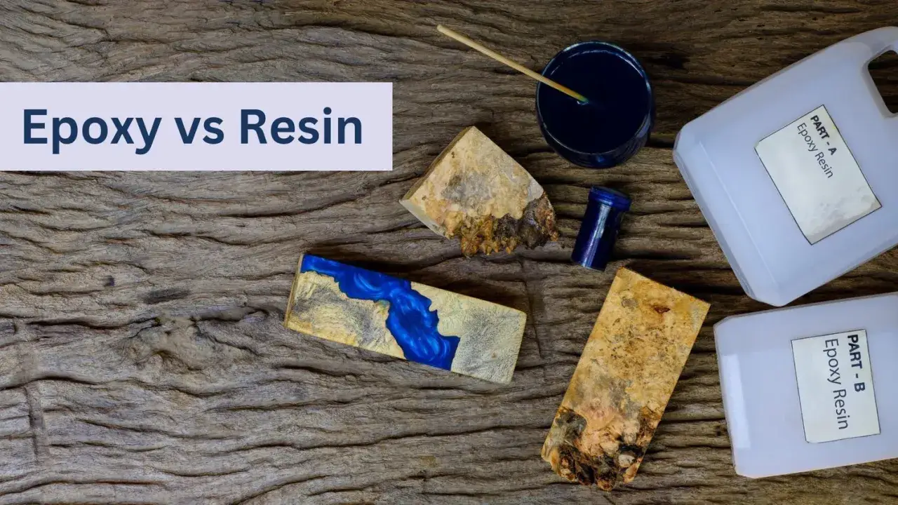 Materiali per creare oggetti con la resina: due contenitori di resina epossidica, un pezzo di legno con resina blu, e altri pezzi di legno grezzo.
