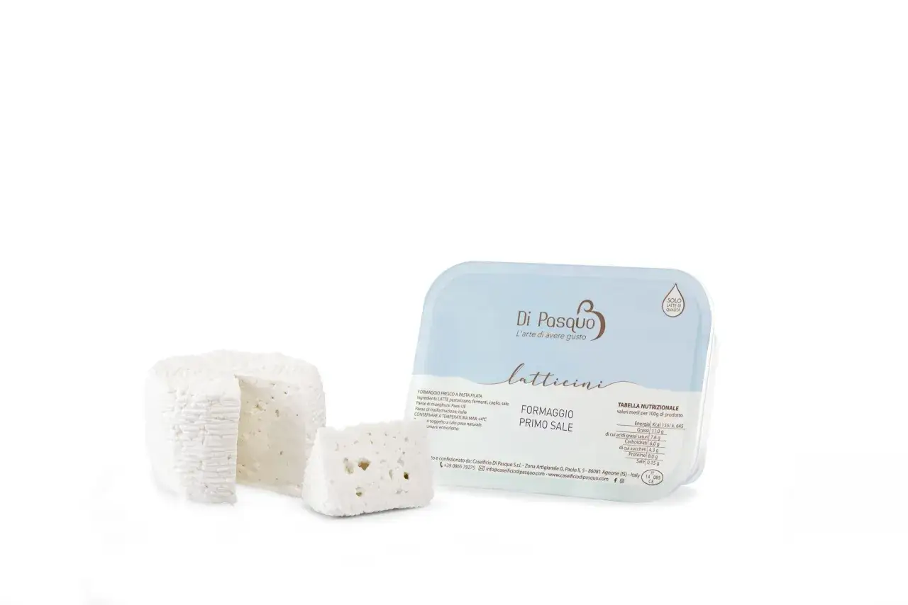 Formaggio primo sale fresco, ideale per chi cerca un alimento leggero e gustoso, anche in gravidanza. Confezione e latticini su sfondo bianco.