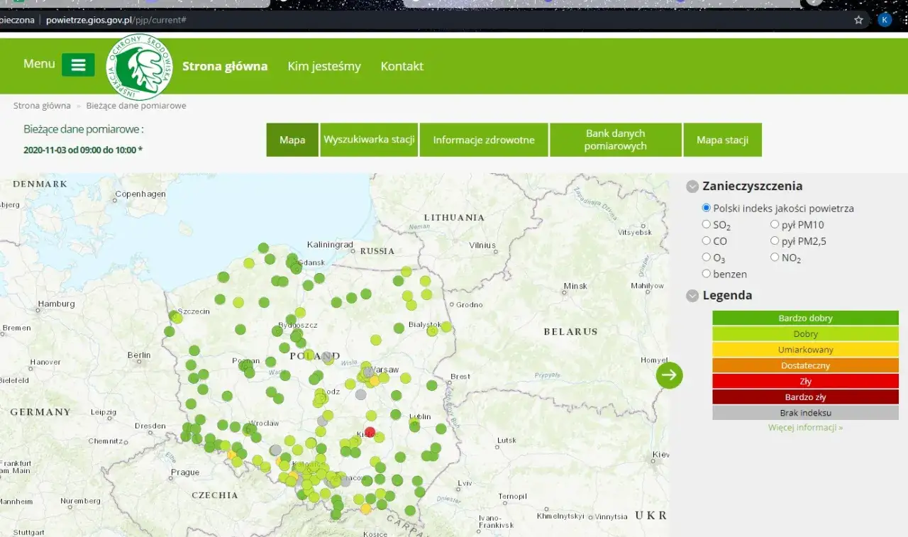 Mapa jakości powietrza w Polsce. Czy dzisiaj jest smog? Większość punktów zielona, ale w okolicach Krakowa i Katowic widać żółte i czerwone kropki.
