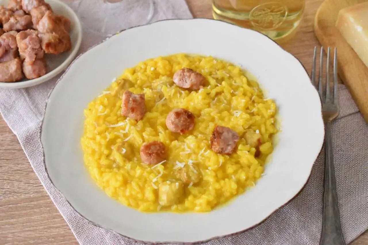 Aksamitne risotto z kawałkami kiełbasy i parmezanem, jedno z pysznych włoskich dań.