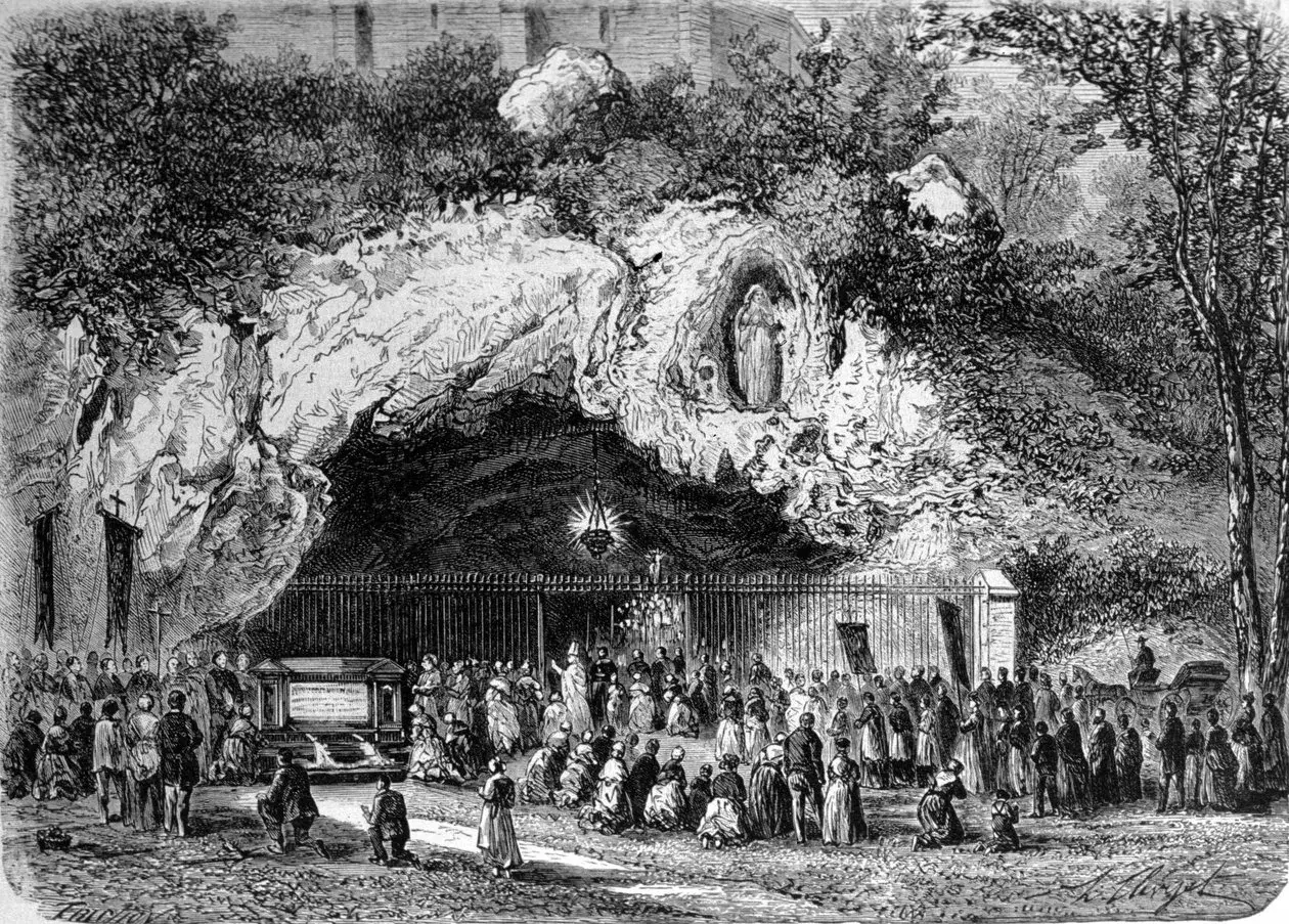 Pilger versammeln sich vor der Lourdes Grotte Bernadette, wo eine Statue der Jungfrau Maria in der Felswand steht.