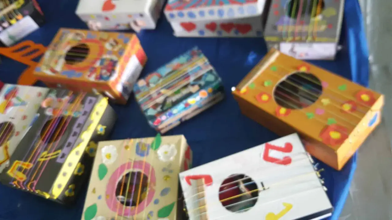 Chitarre fai-da-te colorate, pronte per creare canzoni da inventare. Ogni strumento &egrave; un'opera d'arte unica.