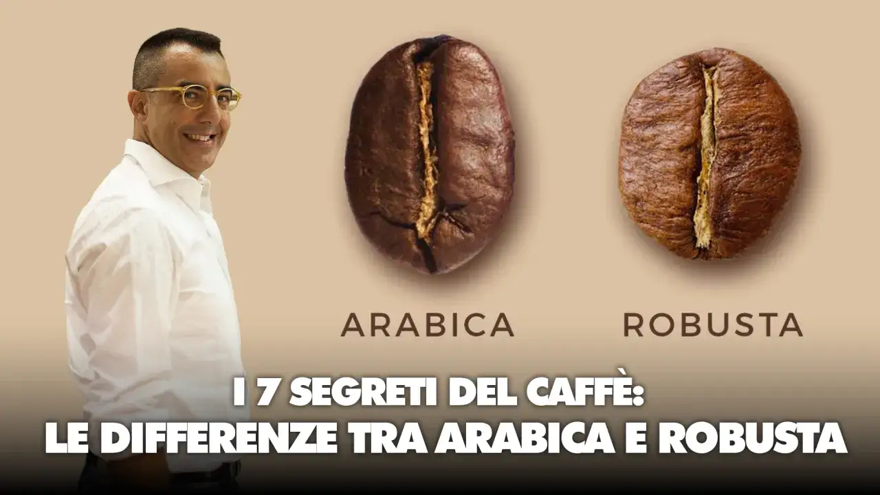 Uomo sorridente accanto a chicchi di caffè, uno arabica, l'altro robusta. Scopri le differenze tra arabica e robusta.