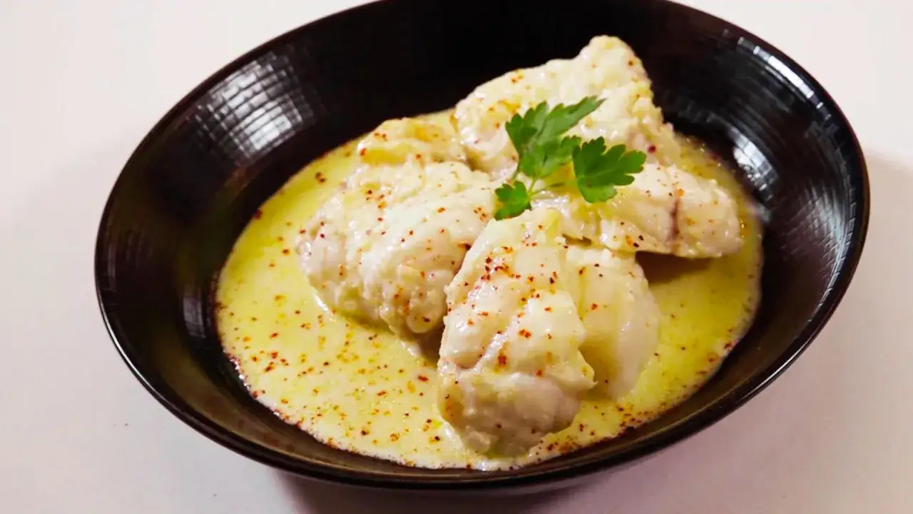 D&eacute;licieux morceaux de lotte poisson en sauce cr&eacute;meuse, parsem&eacute;s d'&eacute;pices et garnis d'une touche de persil frais.