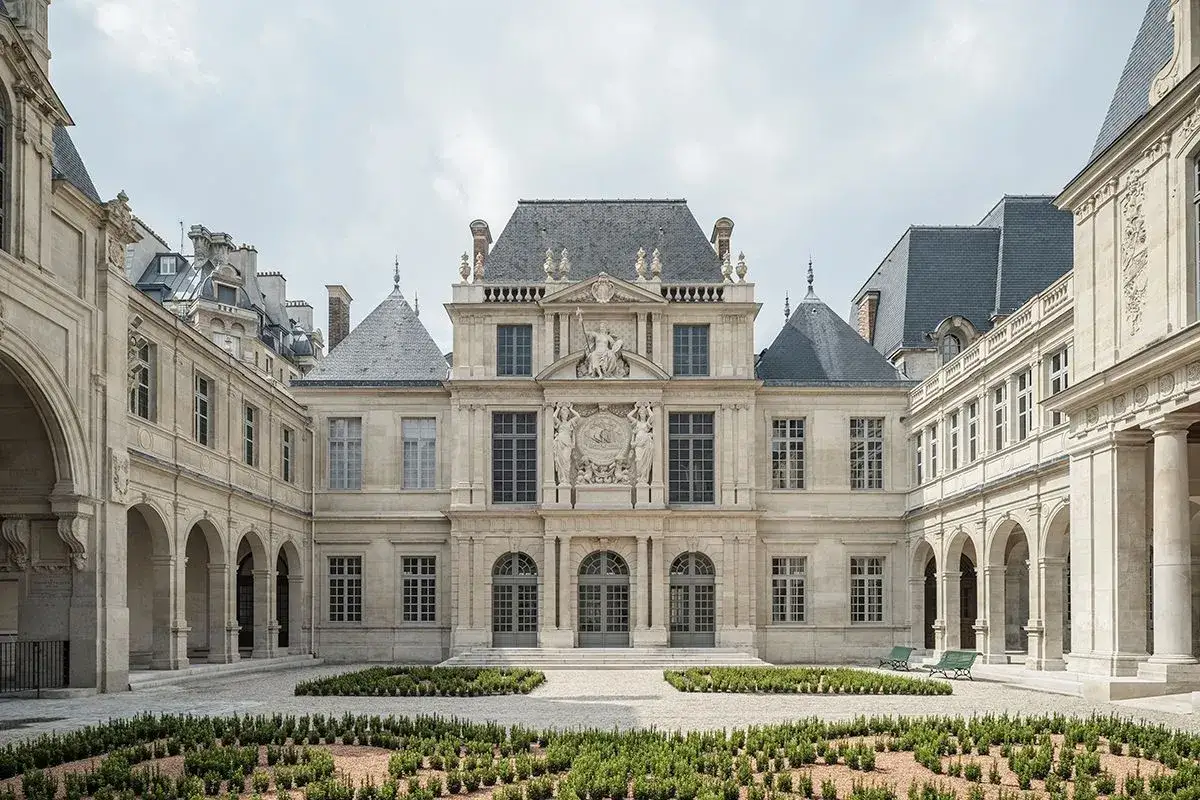 Cour int&eacute;rieure d'un mus&eacute;e parisien, un lieu id&eacute;al pour d&eacute;couvrir les free museums Paris.