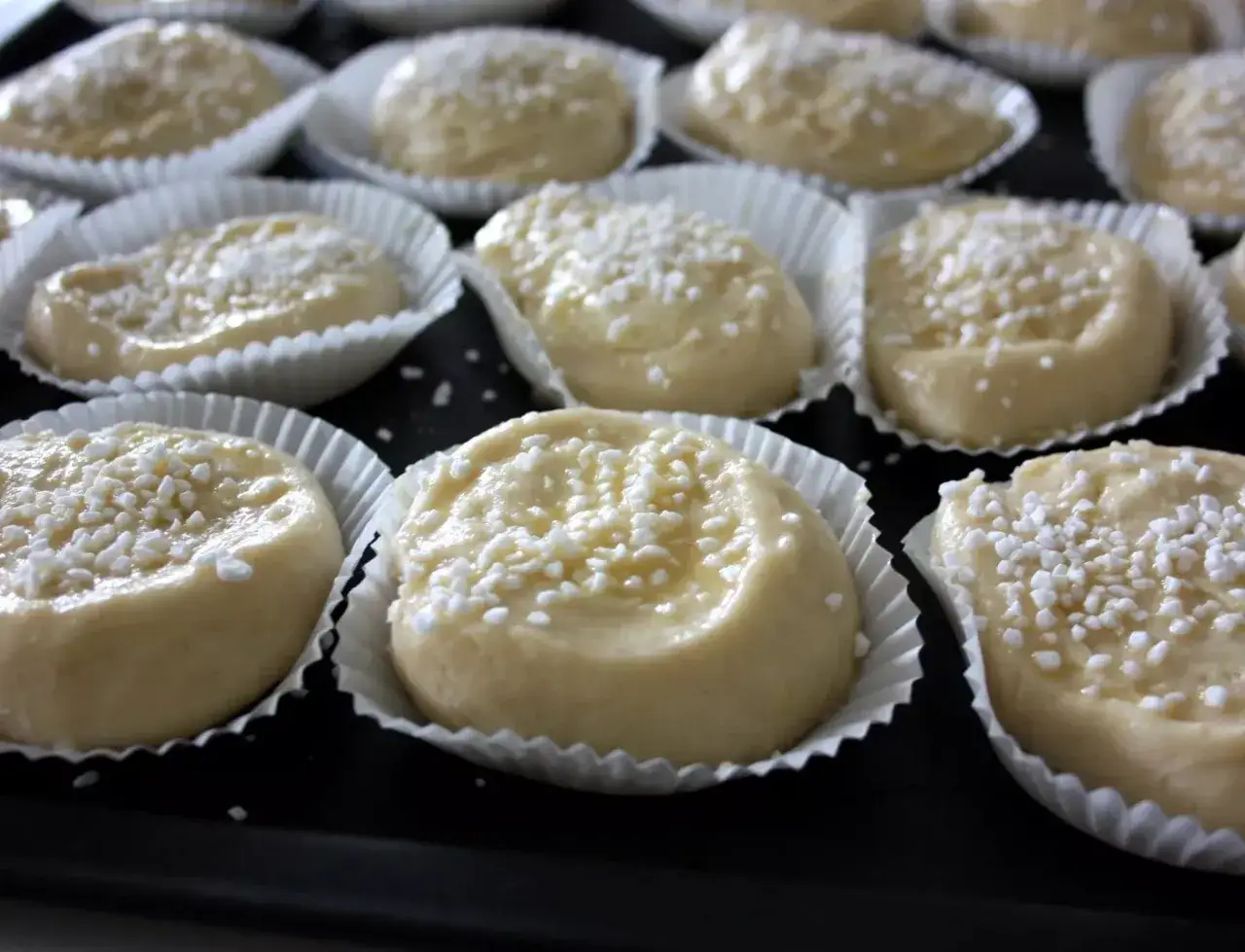 Nybakade bullar med mandelmassa, redo f&ouml;r ugnen. Snart doftar det ljuvligt i hela k&ouml;ket!