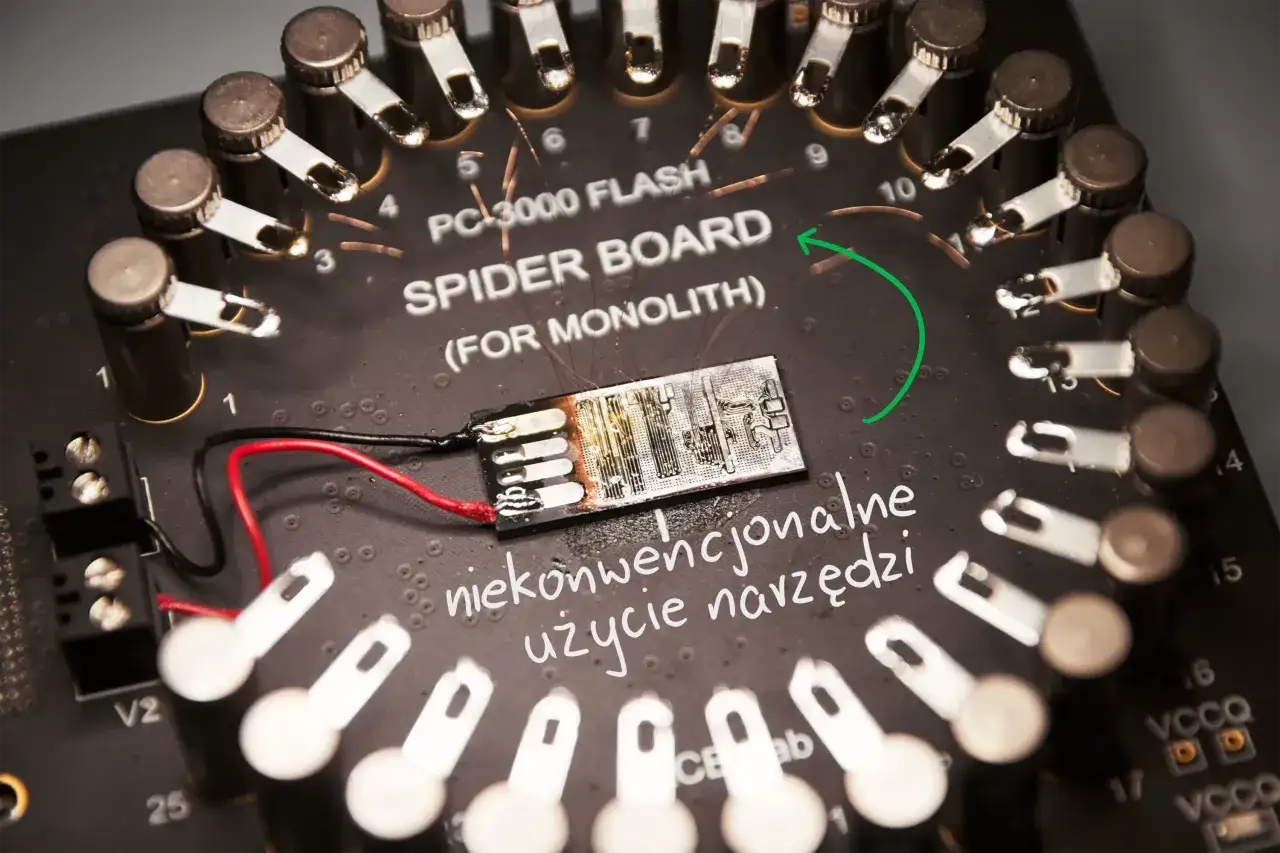 Nietypowe narzędzie do odzyskiwania danych z pendrive. Widoczna płyta Spider Board z podłączonym kontrolerem.