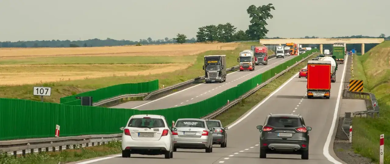 Ciężar&oacute;wka na autostradzie w Polsce