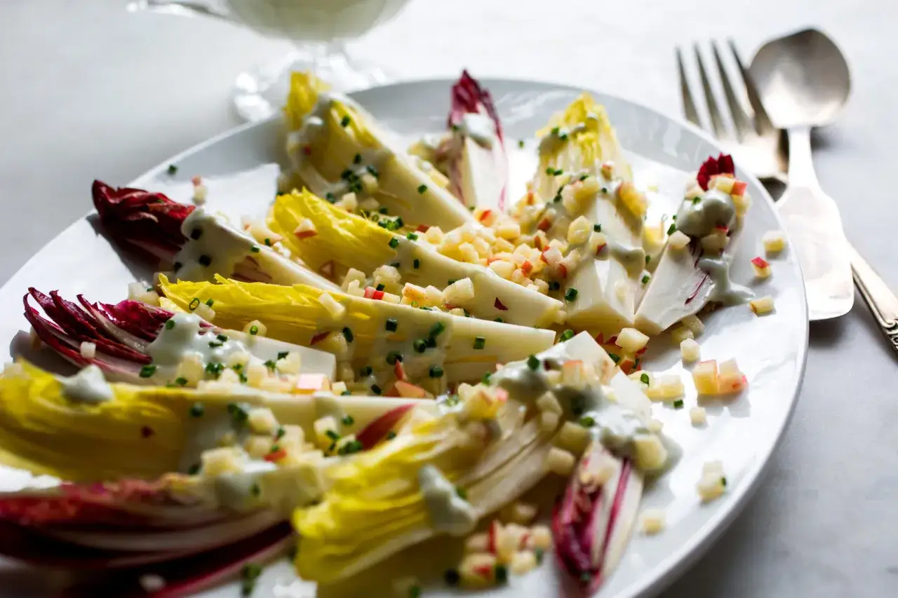Ein erfrischender Endiviensalat mit cremigem Dressing, Apfelwürfeln und Schnittlauch. Perfekt für ein leichtes Mittagessen oder als Beilage. Ein tolles Endiviensalat Rezept!