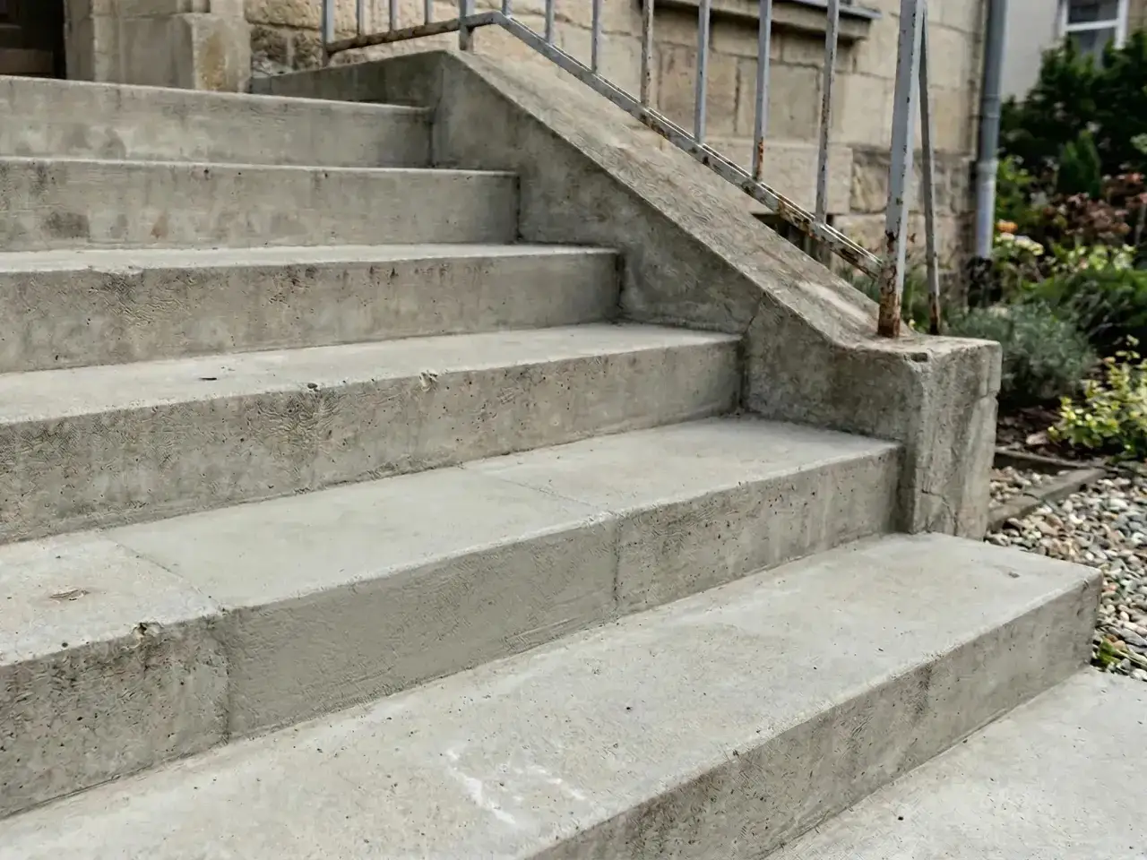 Betonowe schody zewnętrzne wymagają wyr&oacute;wnania. Zobacz, czym wyr&oacute;wnać schody betonowe wewnętrzne, aby były gładkie i bezpieczne.
