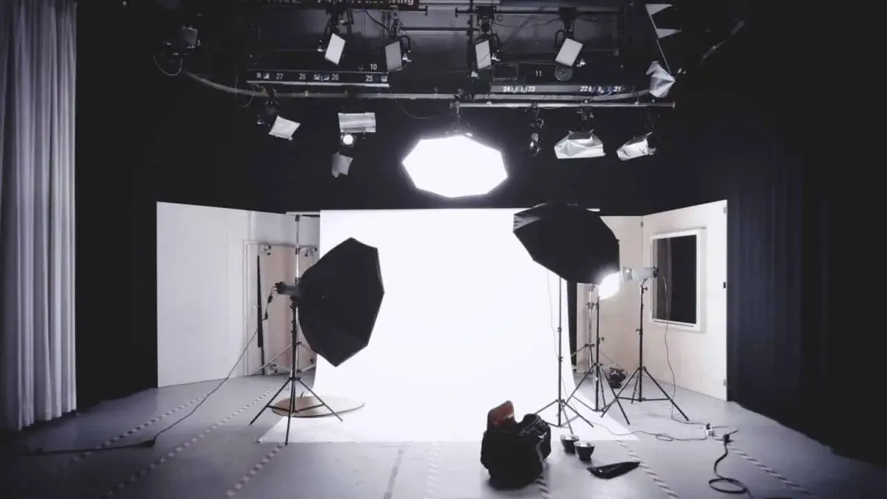 Studio fotograficzne z wieloma lampami, w tym lampa błyskowa inaczej – softboxem. Gotowe do sesji.