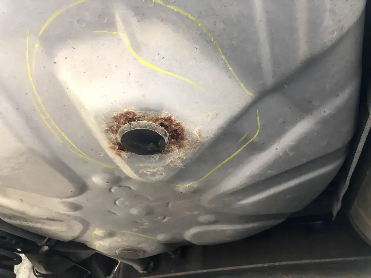 Rostig plugg p&aring; br&auml;nsletanken p&aring; en Suzuki SX4, ett potentiellt problem. Gula markeringar indikerar var problemet uppt&auml;cktes.