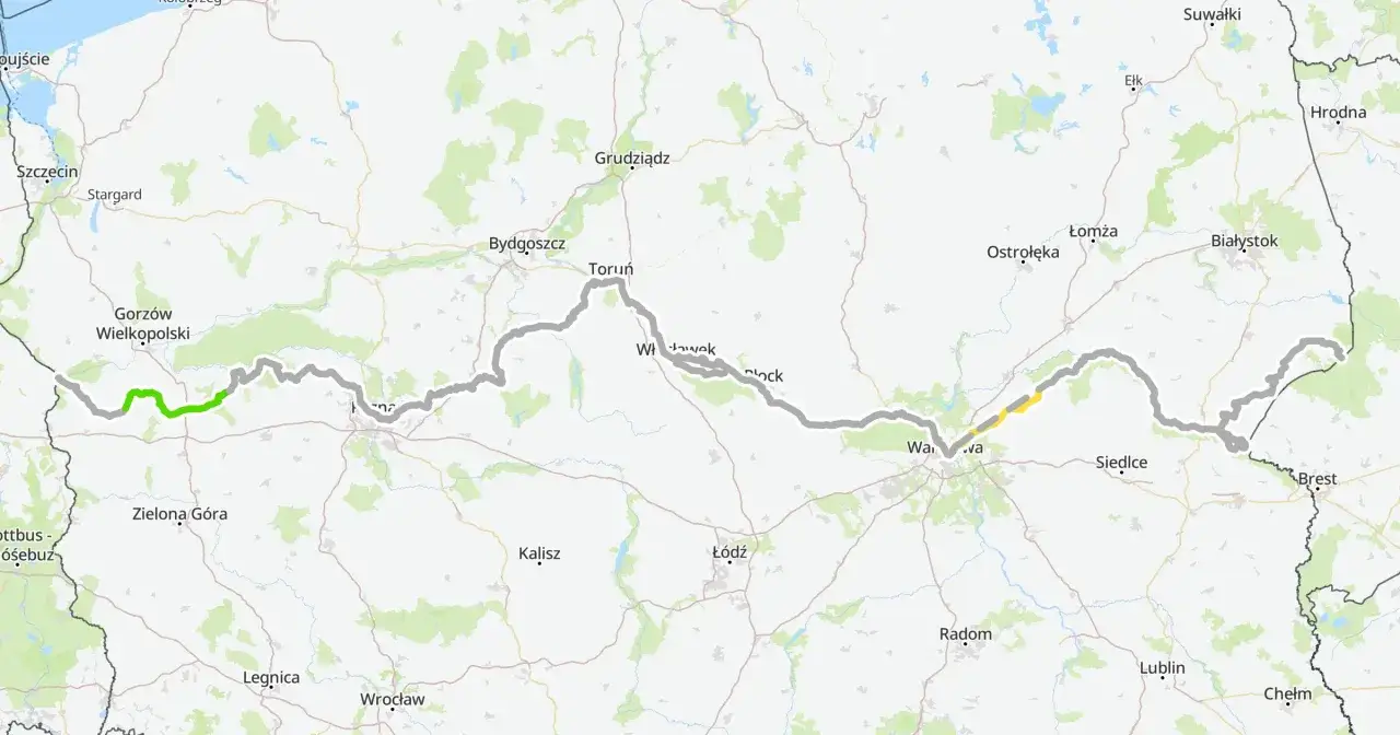 Mapa Polski z zaznaczoną trasą rowerową R1, biegnącą od zachodu na wschód, przez Gorzów Wielkopolski, Toruń, Warszawę i dalej.
