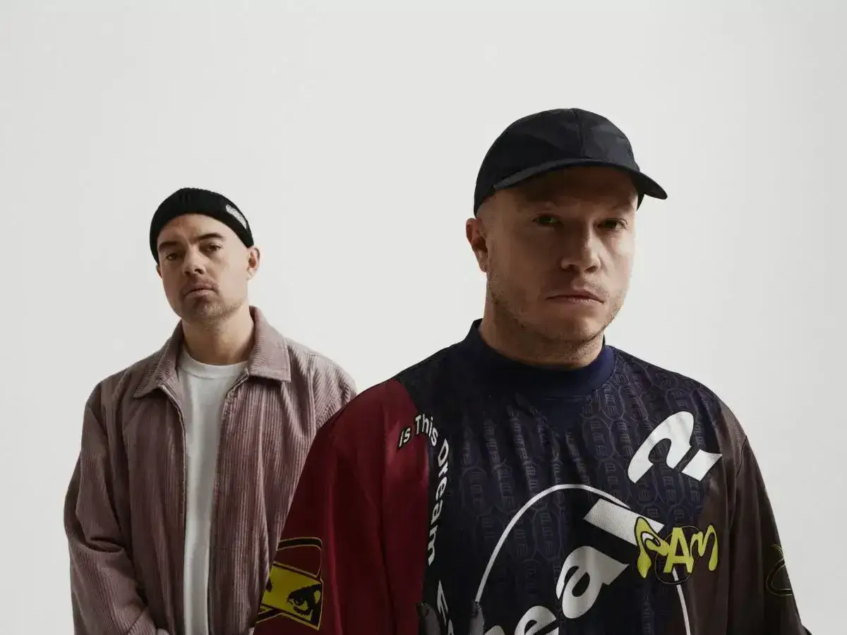 Dwóch raperów, jeden w czapce beanie, drugi w czapce z daszkiem. Ich styl to pro8l3m cytaty rap.