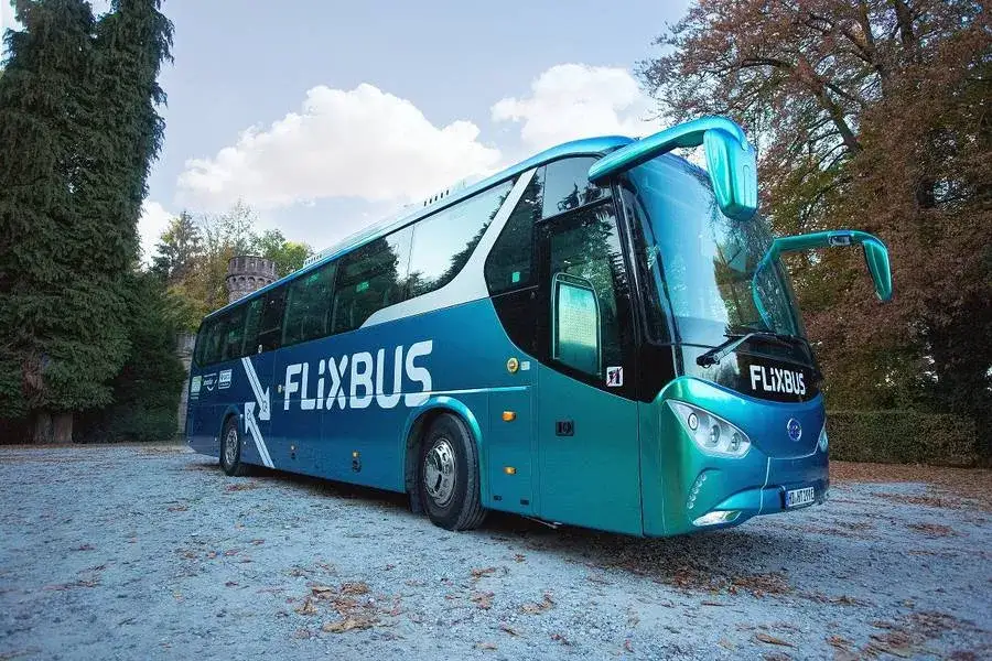Autobus dalekobieżny lub pociąg na stacji