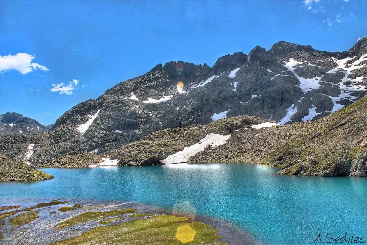 Espectaculares lagos azules de Panticosa, con monta&ntilde;as rocosas y nieve.