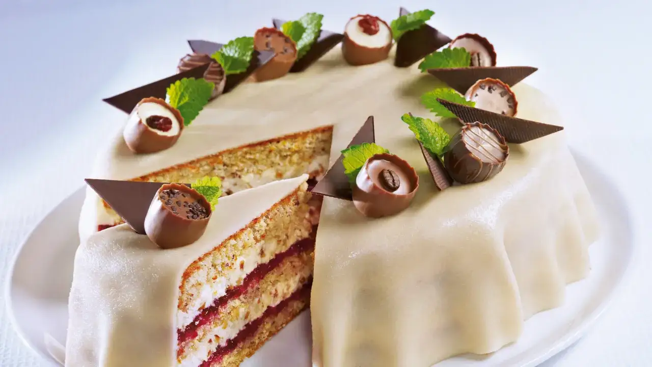Eine köstliche Marzipantorte mit Schokoladenpralinen und Minze. Dieses Marzipantorte Rezept sieht zum Anbeißen aus!