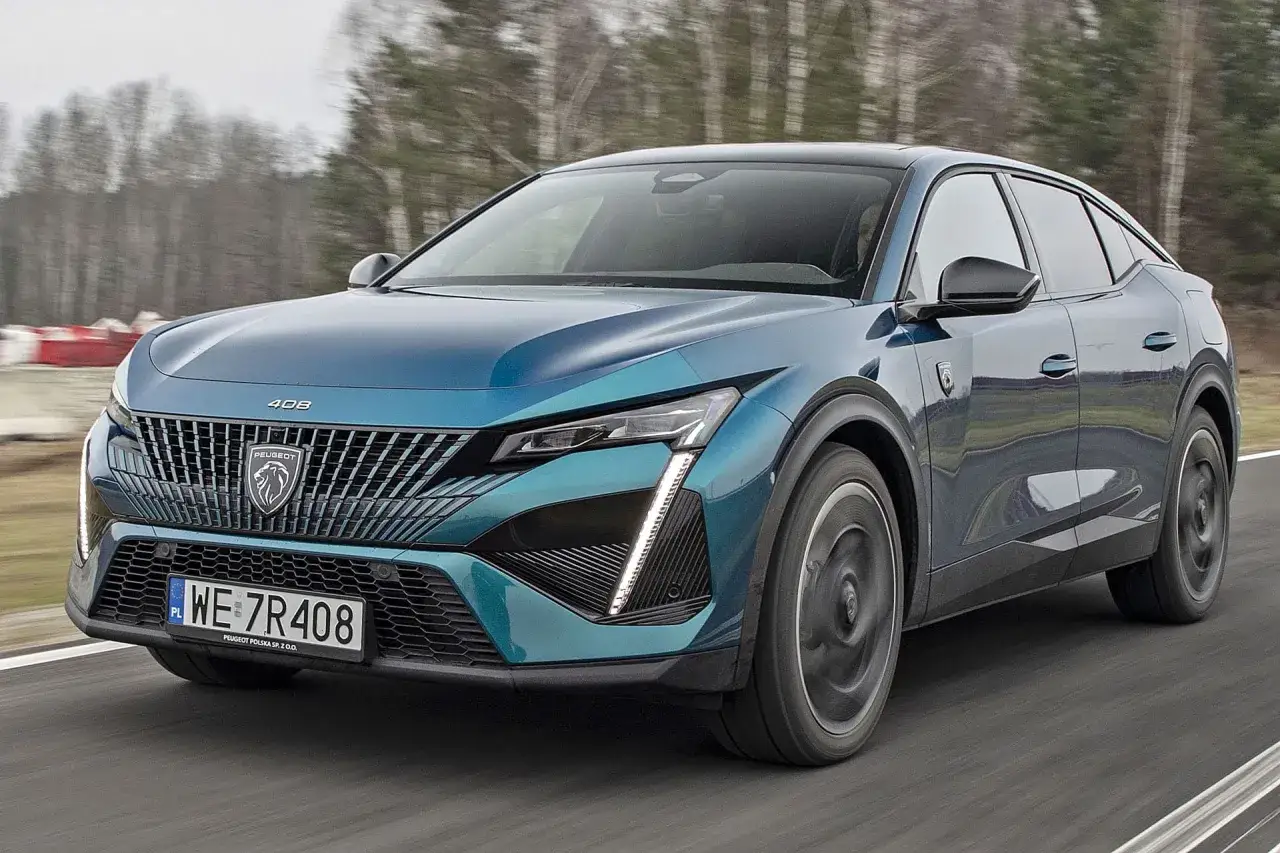 Niebieski Peugeot 408 w ruchu drogowym. Sprawdź aktualną peugeot 408 cena i dostępne wersje.