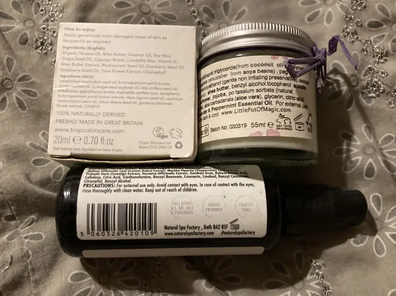 Prodotti per la cura della pelle, inclusi **cosmetici non testati su animali**, con ingredienti naturali e vegani.