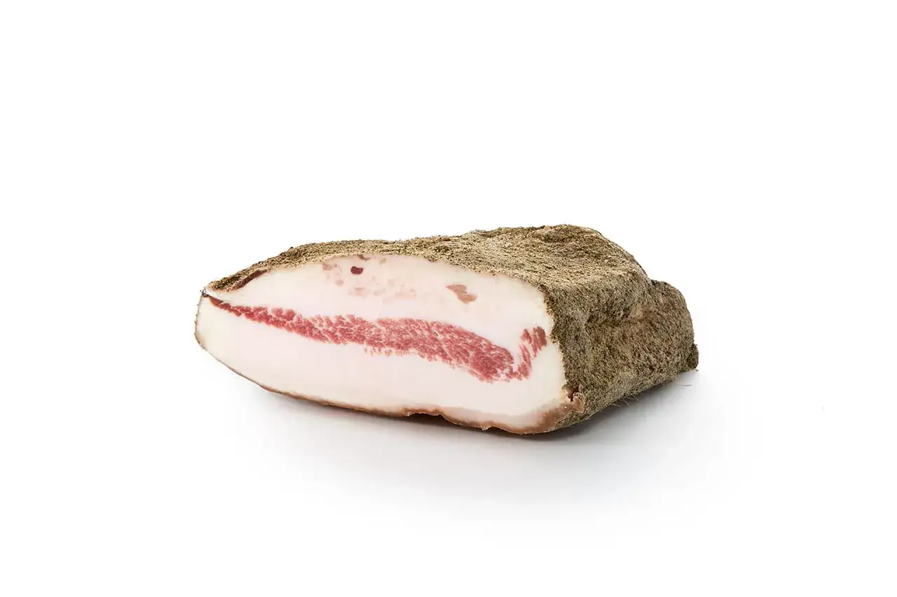 Guanciale co to? Wędzony policzek wieprzowy, z widocznym różowym mięsem i białym tłuszczem, otoczony przyprawami.